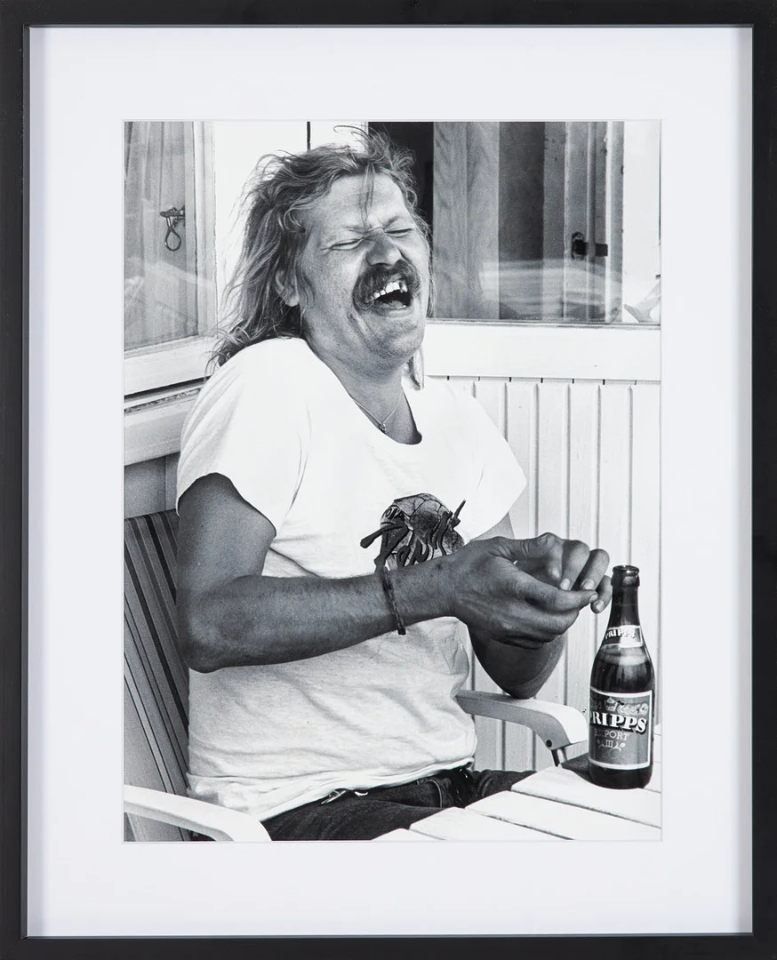 ROLF ADLERCREUTZ. "Kenta Gustavsson på sommarturné", arivbeständig bläckstråleutskrift på bomullspapper, á tergo stämpel, numrering 1/20 och signatur. — Photography — Stockholms Auktionsverk Sickla