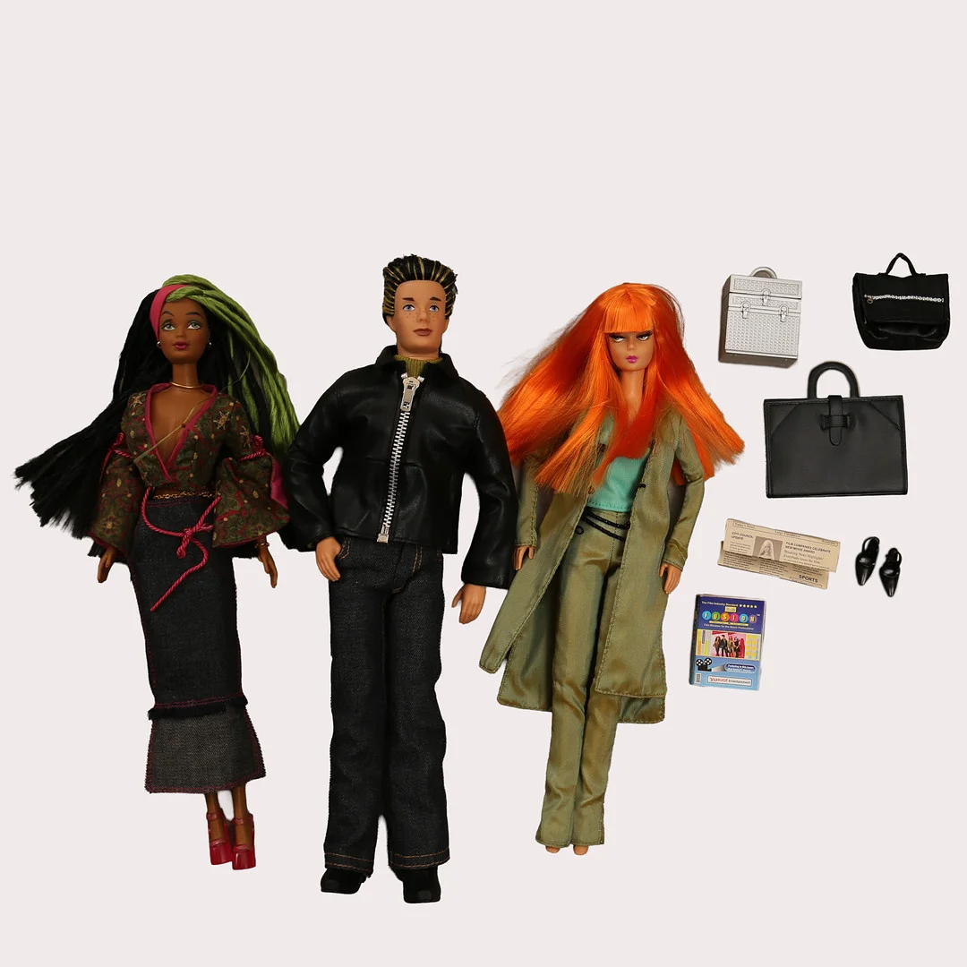BARBIEDOCKOR & TILLBEHÖR, Modern circle, 1990-tal, 3 stycken. — Dolls & Teddybears — Limhamns Auktionsbyrå