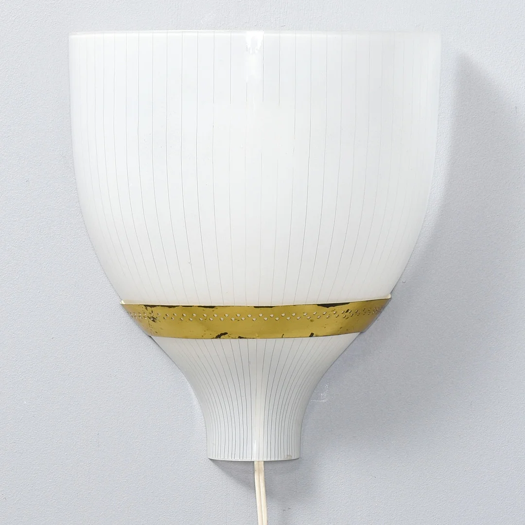 Væglampe, skærm af matteret glas. Sverige, første halvdel af 1900-tallet. — Wall Lights — Sørensen Auktioner
