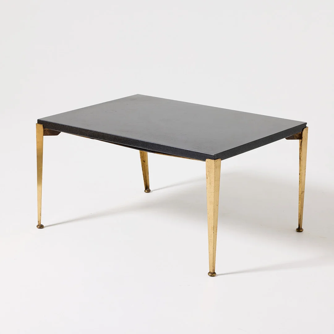 JOSEF FRANK. Soffbord, Firma Svenskt Tenn, 1950-tal, modell 1053, mässing och svart stenskiva. — Coffee Tables — Stockholms Auktionsverk Magasin 5