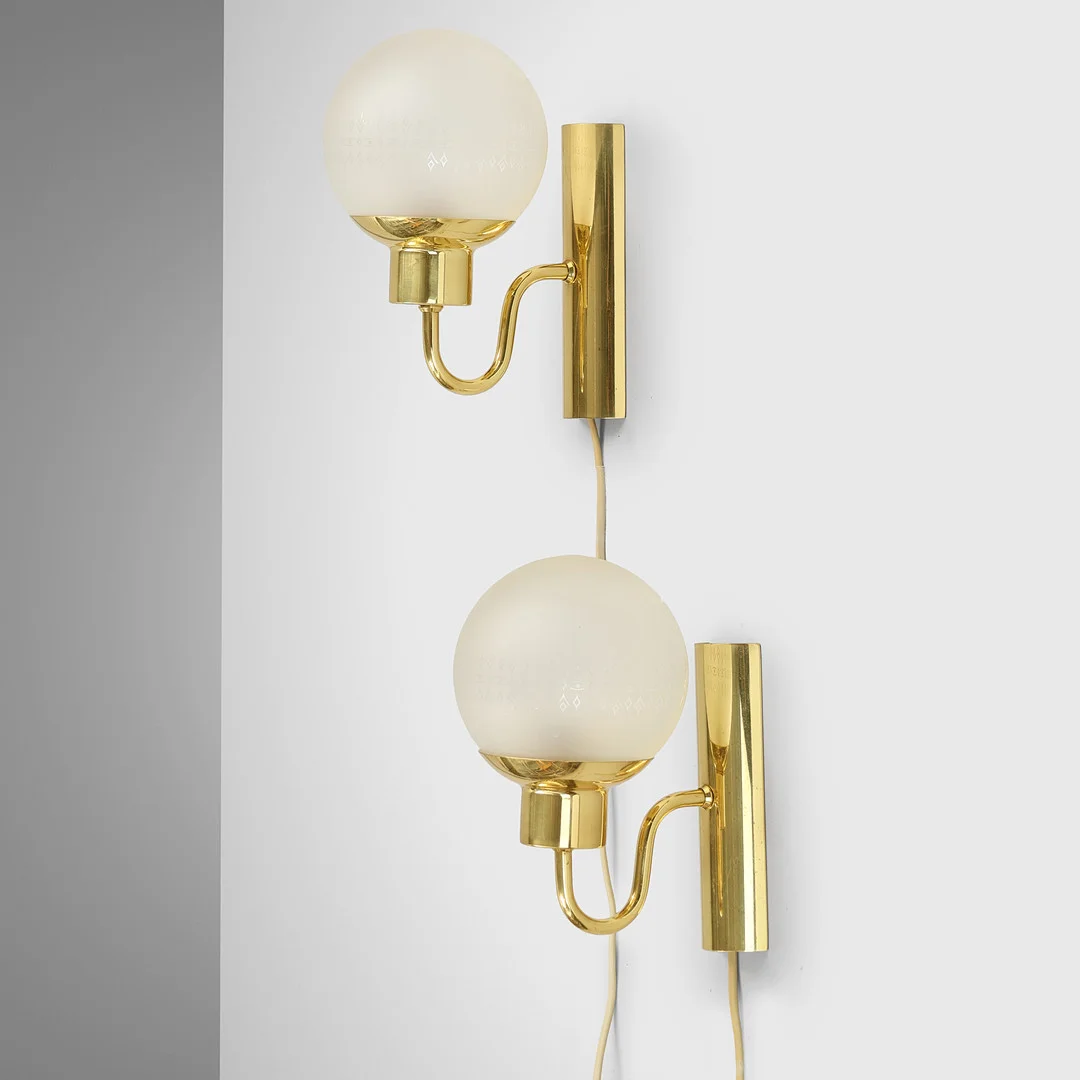 Par væglamper af messing og glas. TS belysning Aps. Danmark. (2). — Wall Lights — Palsgaard Kunstauktioner