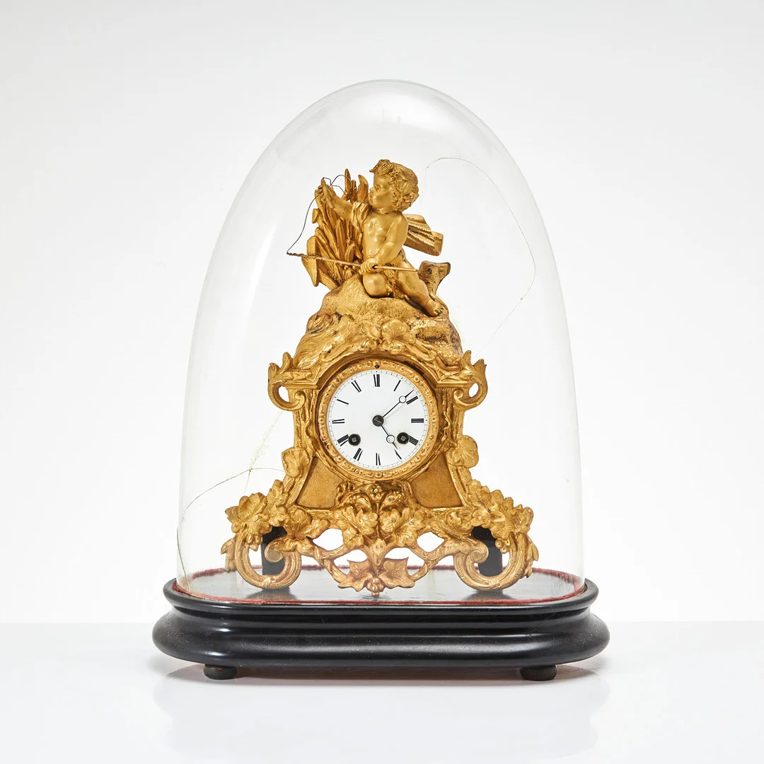 BORDSPENDYL, 1800-talets slut, Frankrike, bronserad metall, med glashuv, fodral märkt PH. Mourey. — Mantel clocks — Stockholms Auktionsverk Magasin 5