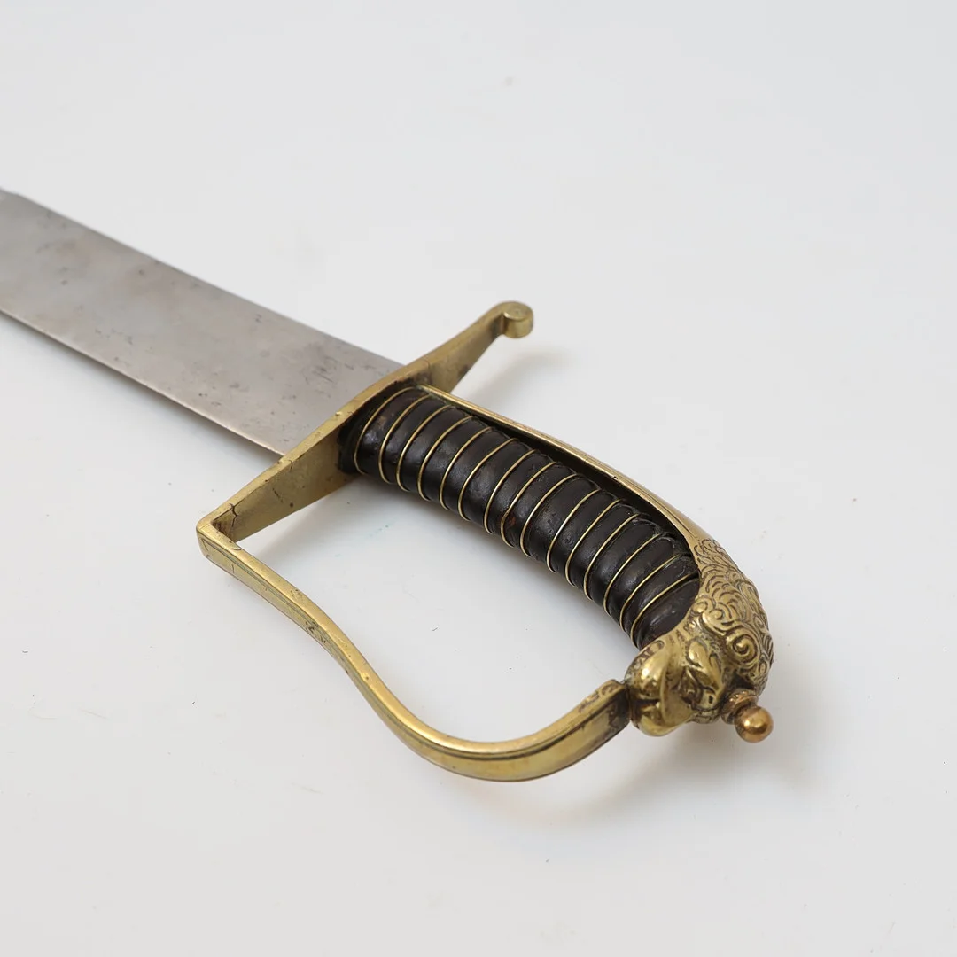 SABEL, Sverige 1800-tal, lindad handtag, med detaljer i mässing med dekor av lejon. Klinga av stål. — Edged weapons — Falun Auktionsbyrå