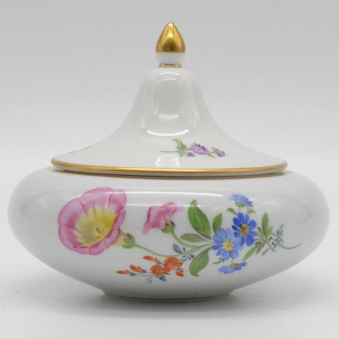 MEISSEN, DECKELDOSE AUS PORZELLAN, BLUMENBUKETT- UND STREUBLUMENDEKOR, GOLDRAND, 2. WAHL, DEUTSCHLAND, MITTE 20. JAHRHUNDERTS. — European — Kunst- und Auktionshaus Kleinhenz