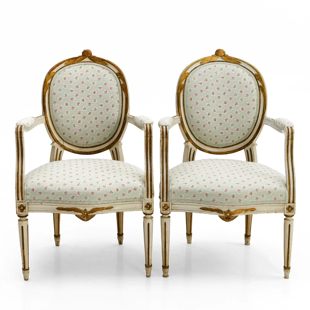 KARMSTOLAR, ett par, gustaviansk stil, 1800-tal. — Armchairs & Chairs — Crafoord Auktioner Stockholm