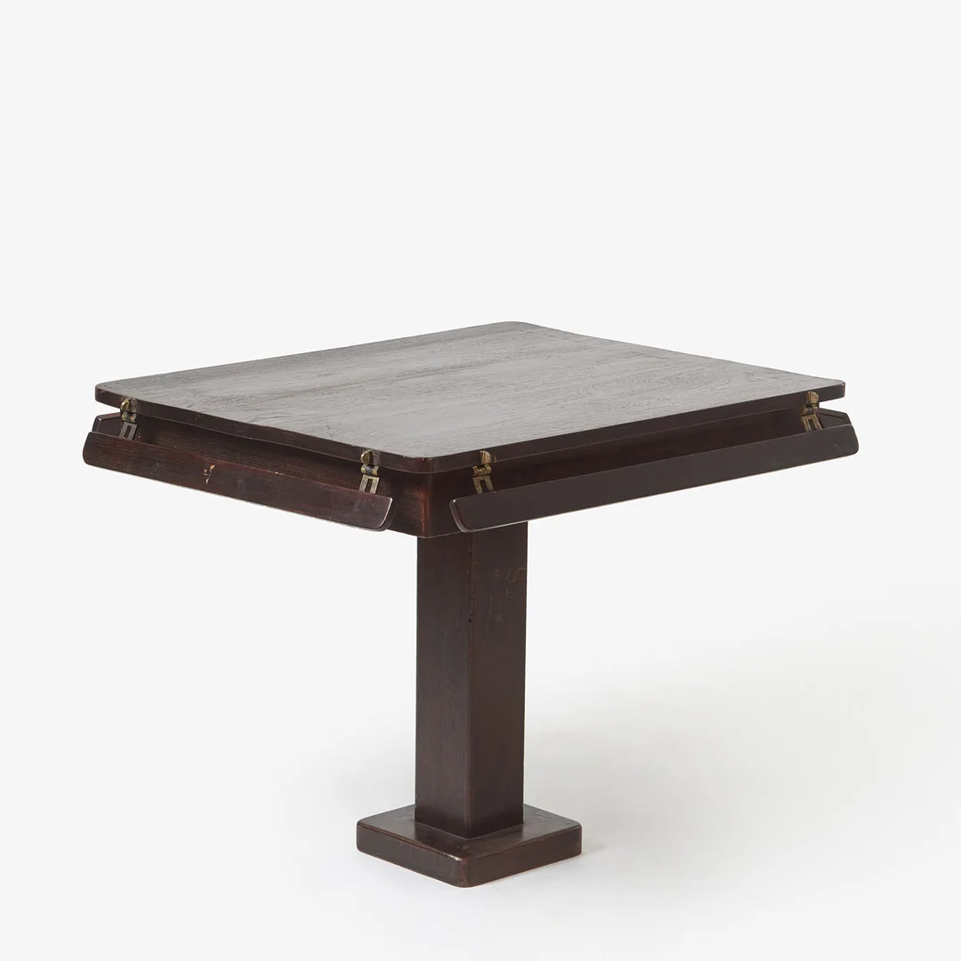 MATBORD, s.k. slingerbord, för fartyg, 1900-talets första hälft, mahogny, pelarbord för fästas vid golvet, rundade hörn med uppfällbara slingerbrädor. — Technica & Nautica — Stockholms Auktionsverk Fine Art