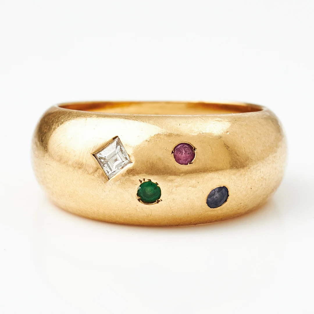 RING, 18 k guld, dekor av carréslipad diamant ca 0,08 ct samt rubin, smaragd och safir med fasettslipning, B Milton Juvelerarfirma AB, Vimmerby 1997. — Rings — Stockholms Auktionsverk Magasin 5