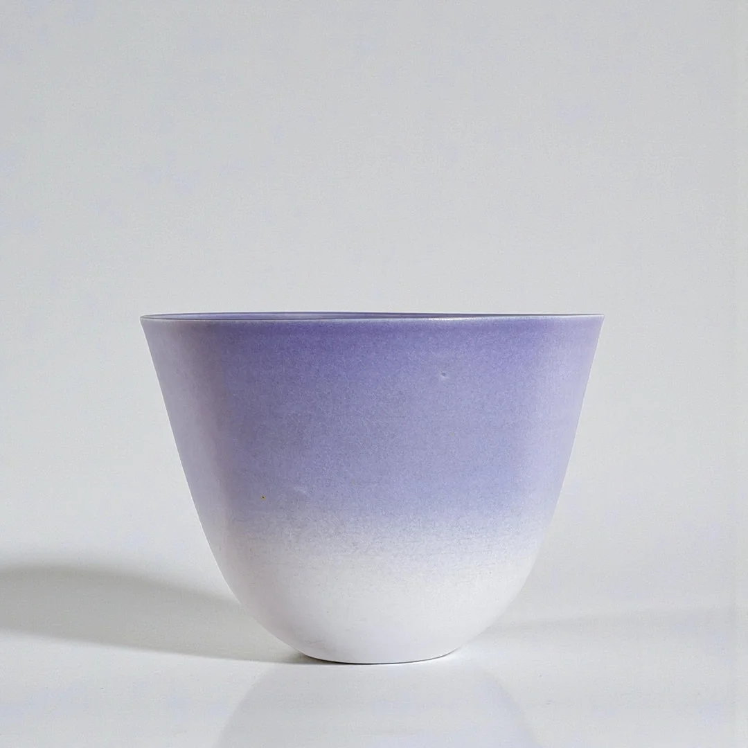 VIBEKE FISCHER (F. HELLERUP 1944). Skål af stentøj, udvendigt dekoreret med varierende glasur, indvendigt med blå-lilla glasur. Sign. monogram og dateret 87. Unik. — European — Woxholt Auktionshus