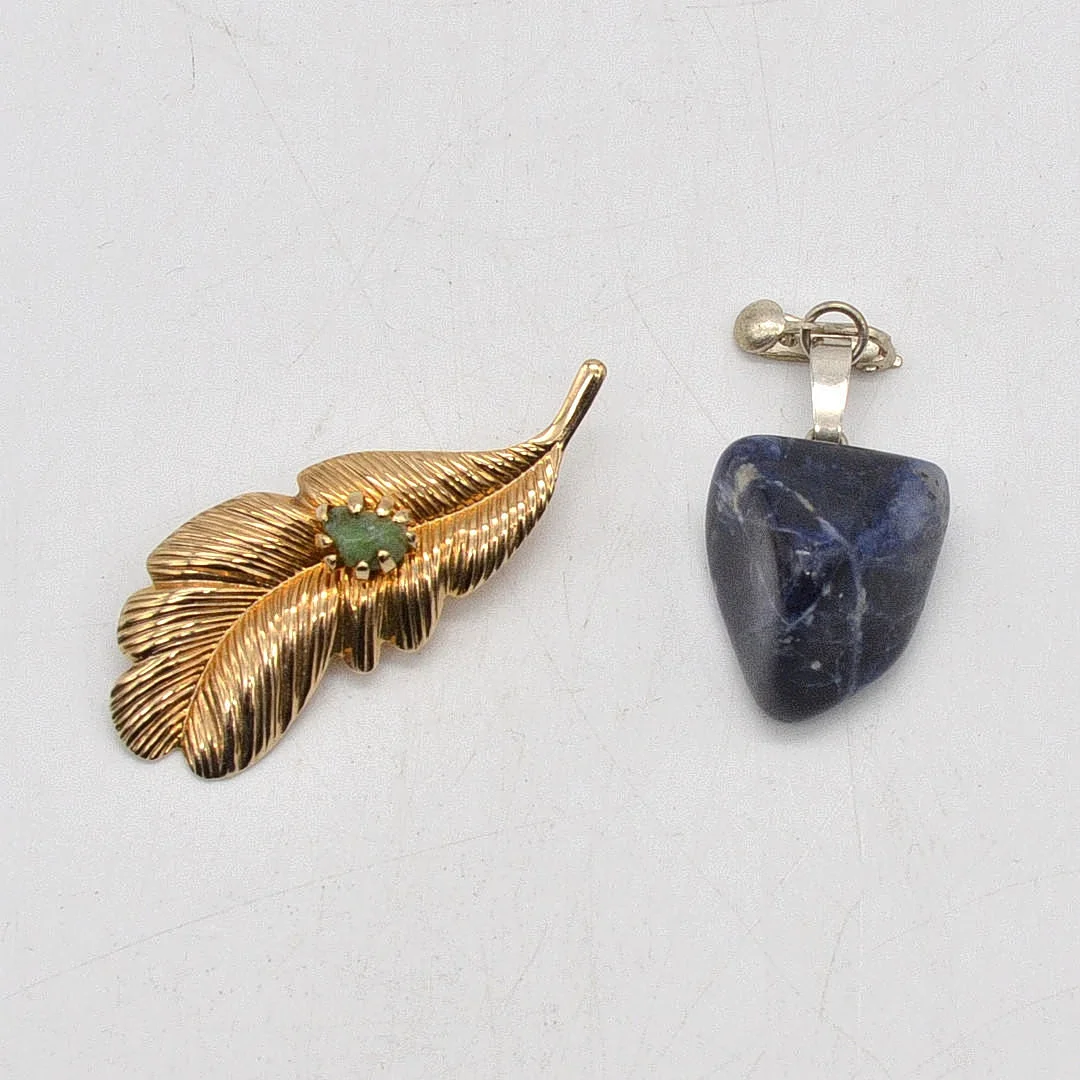 KONVOLUT: MODESCHMUCK BROSCHE MIT NEPHRIT UND SODALITH COLLIER ANHÄNGER MIT STERLINGSILBER, VINTAGE. — Brooches & Pendants — Kunst- und Auktionshaus Kleinhenz