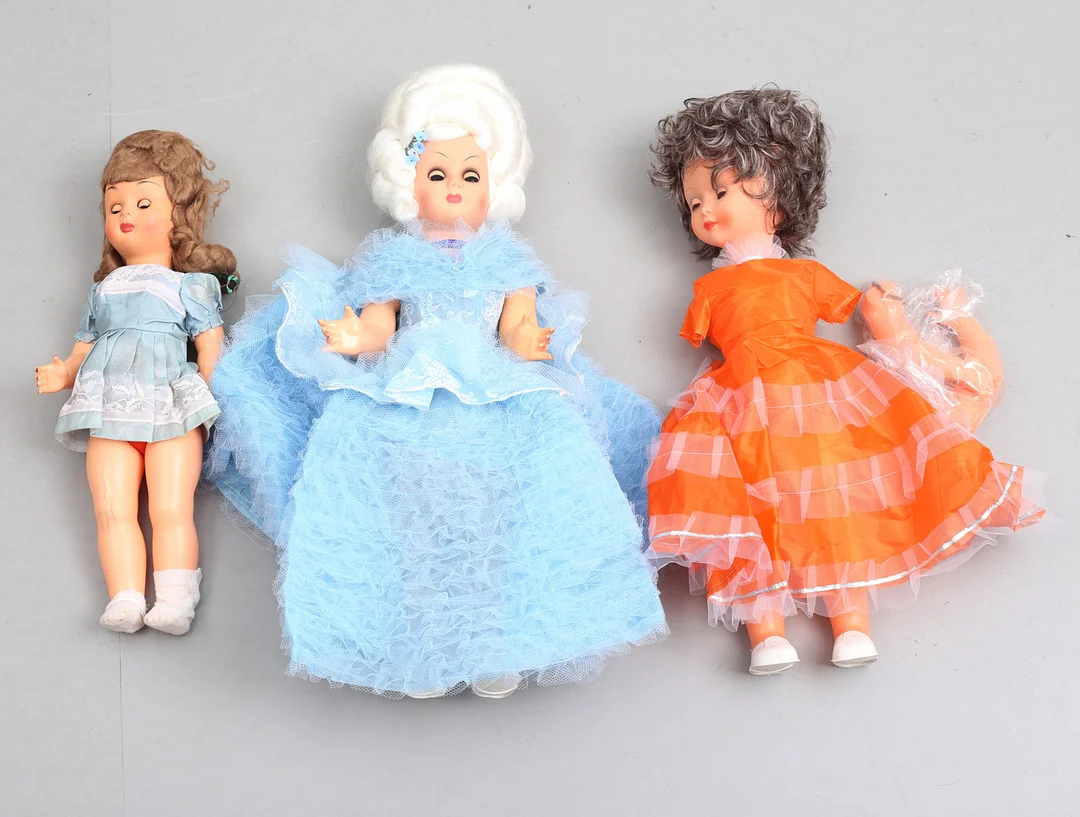 DOCKOR, 3 st plast / celluloid, med tyllklänningar, 1900-tal. — Dolls & Teddybears — Auktionshuset Thelin & Johansson