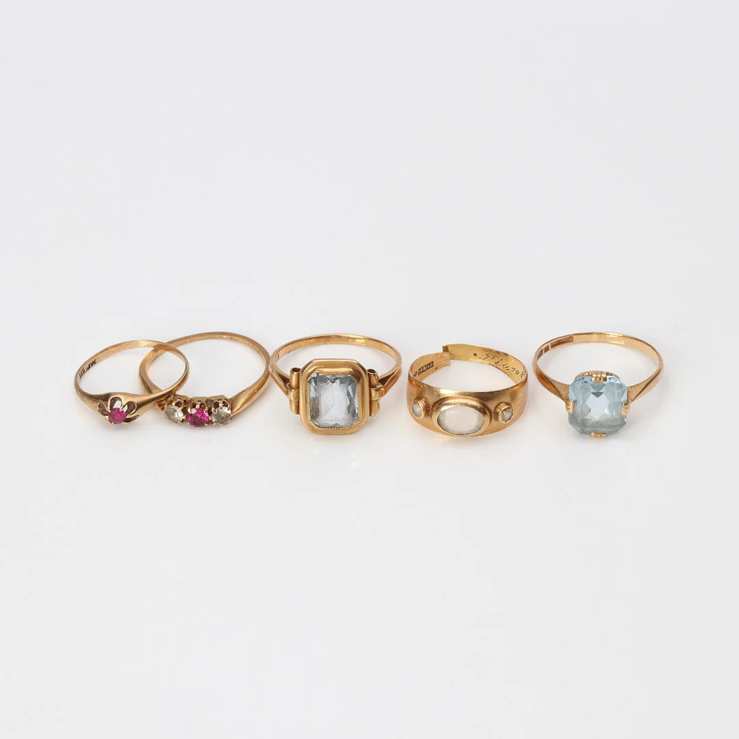 RINGAR, FEM ST. 14k och 18k guld med olikfärgade stenar, totalvikt ca 11,1 gram. — Rings — Skånes Auktionsverk