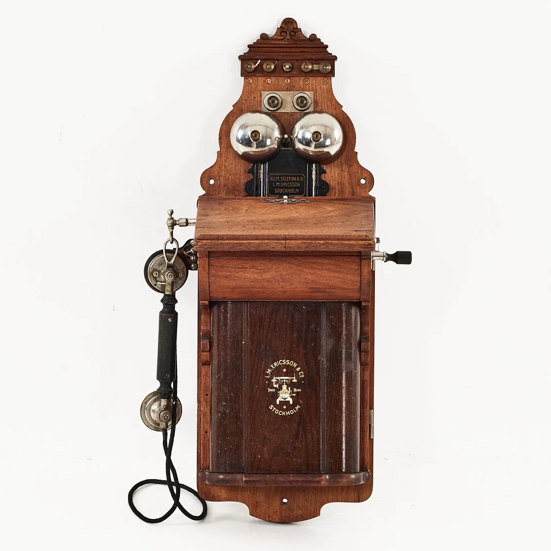 VÄGGTELEFON, AB LM Ericsson, Typ AB 520, ses i 1911 års katalog, fodral i valnöt, batterilåda i litograferad plåt i valnötsimitation. — Technica & Nautica — Stockholms Auktionsverk Magasin 5