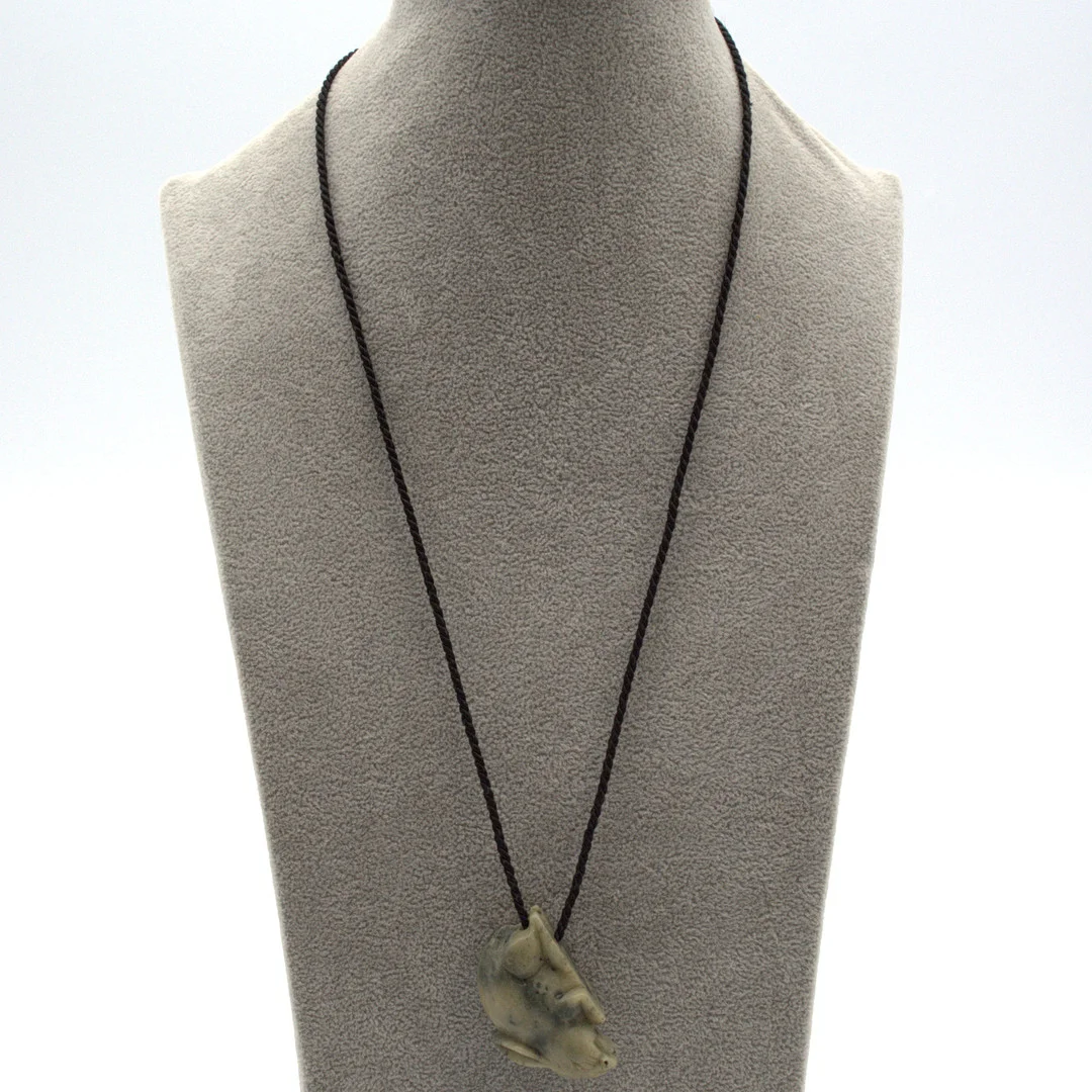 CHINESISCHER JADE-ANHÄNGER IN FORM EINES HASEN, UM 1920. — Jade — Kunst- und Auktionshaus Kleinhenz