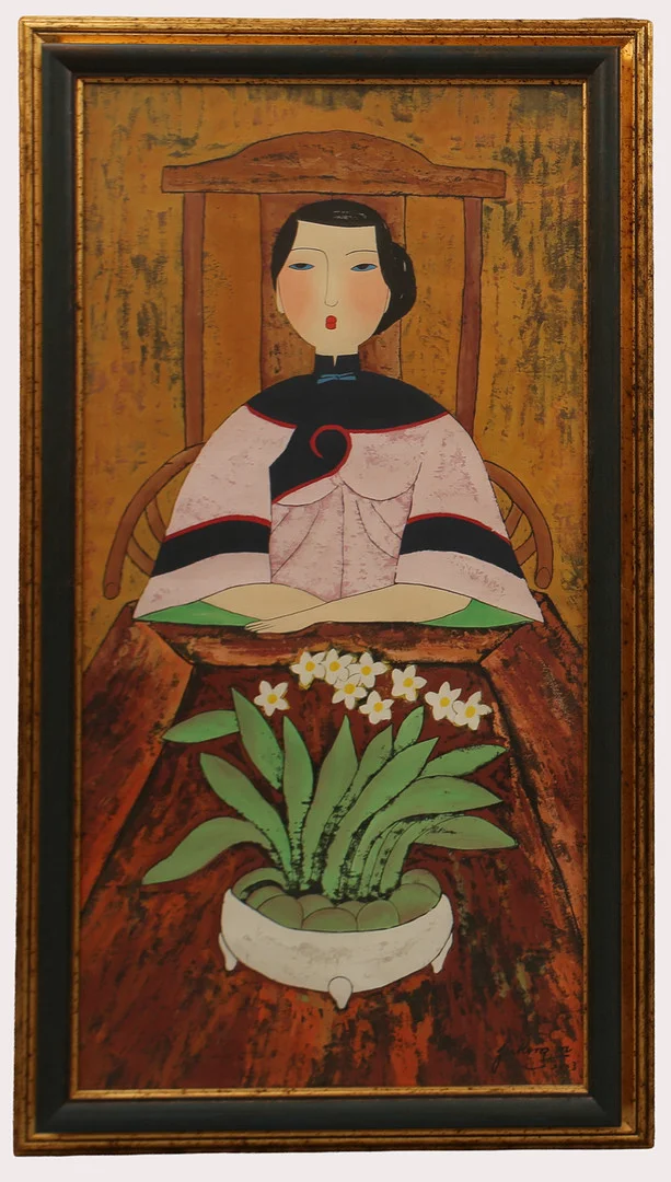 OIDENTIFIERAD KONSTNÄR. måleri på papper, kvinna sittande på kinesisk stol, blomster i förgrunden. Kina, Folkrepublik (1949-) Signerad, daterad 2003. — Paintings — Limhamns Auktionsbyrå