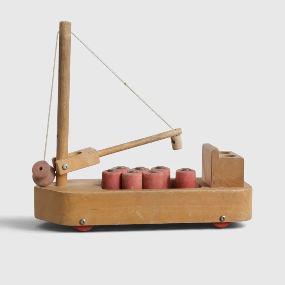 Båd af bøg med tønder af bemalet træ, røde hjul. Udført og mærket hos Rabo. Danmark, omkring 1900-tallets midte. — Toys — Woxholt Auktionshus