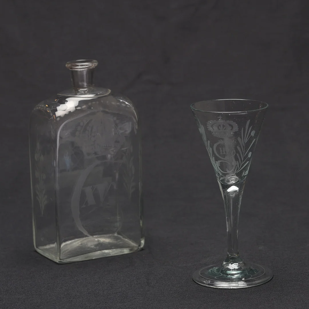 BRÄNNVINSFLASKA MED SNAPSGLAS. Sannolikt Cederbergs glasbruk. — Other — Gomér & Andersson Jönköping