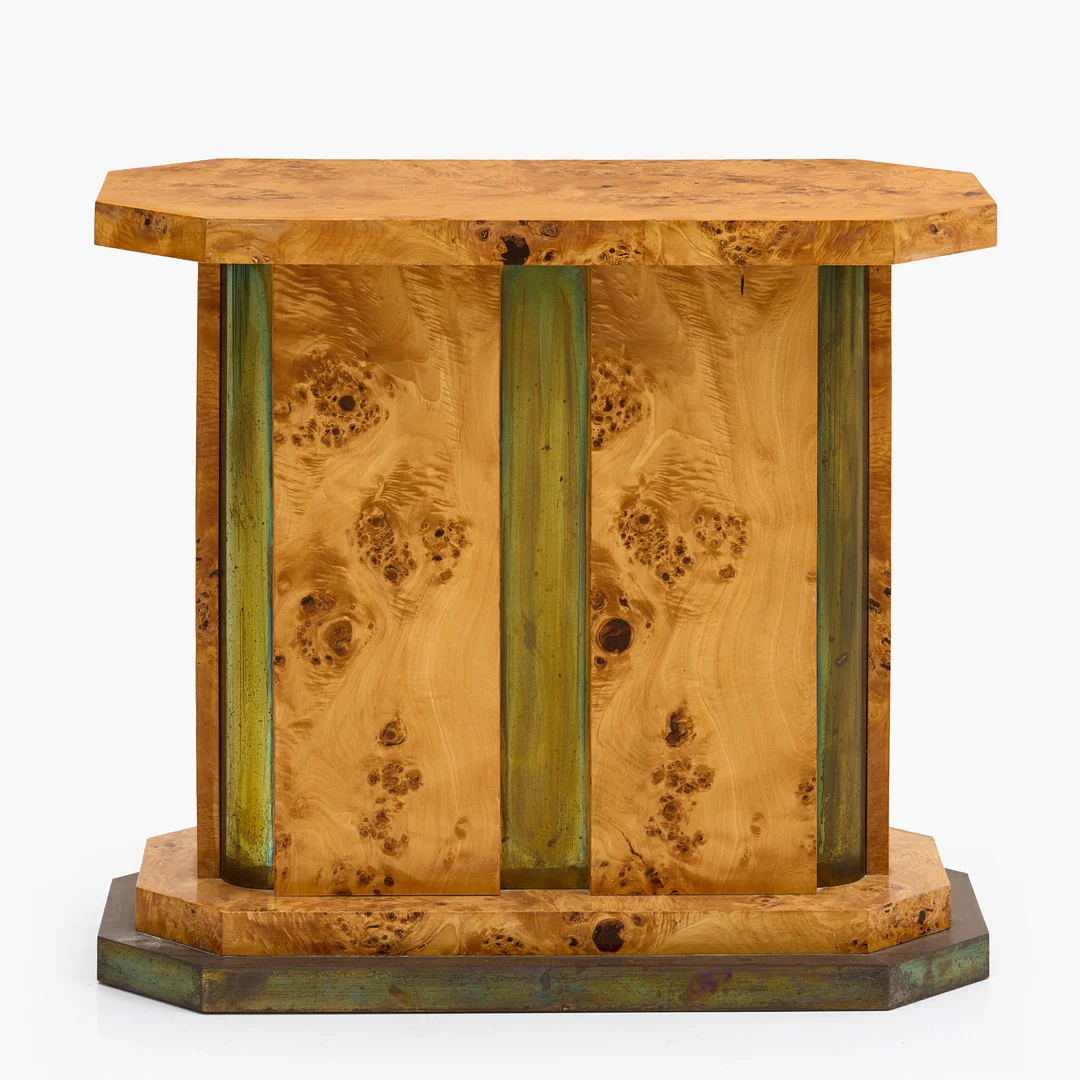 SIDEBOARD, lackerad masurbjörk och mässing, 1900-talets andra hälft. Art Deco-stil. — Tables — Crafoord Auktioner Stockholm