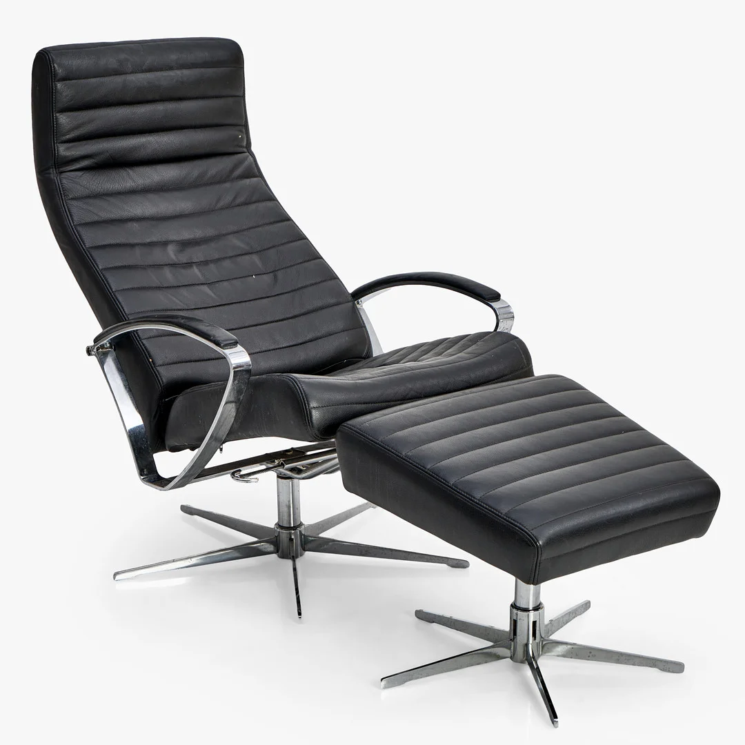 VILSTOL med FOTPALL, 2 delar, kromad metall och konstläder. Fåtölj med ställbar rygg. 2000-tal. — Armchairs & Chairs — Crafoord Auktioner Stockholm