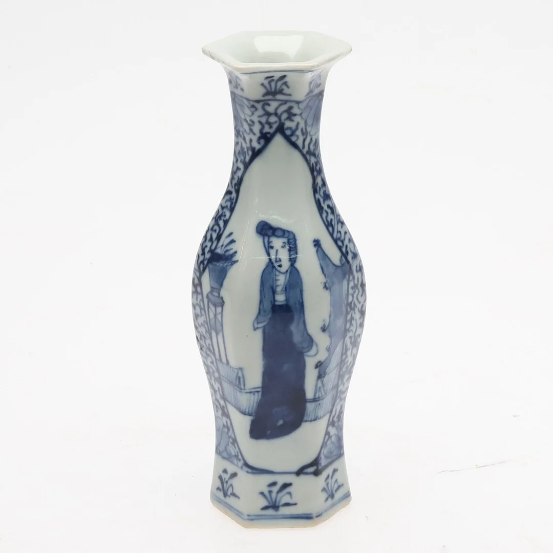VAS. Porslin, Kina, Kangxi-stil, 1900-tal. — Ceramics & Porcelain — Örebro Stadsauktioner
