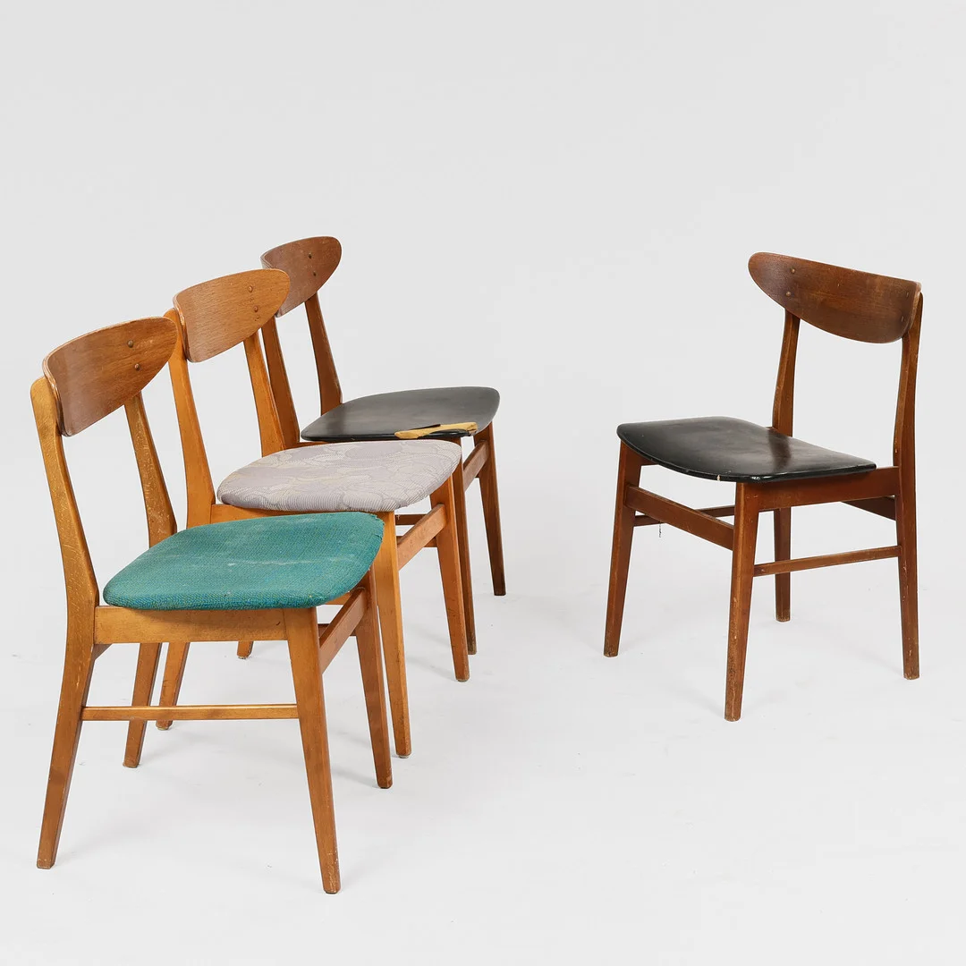 THOMAS HARLEV. Sæt på fire spisebordsstole af teak og bøg, sæder betrukket med forskelligt materiale, model nr. 210, Farstrup Stolefabrik, Danmark, 1950/60'erne, (4). — Armchairs & Chairs — Palsgaard Kunstauktioner