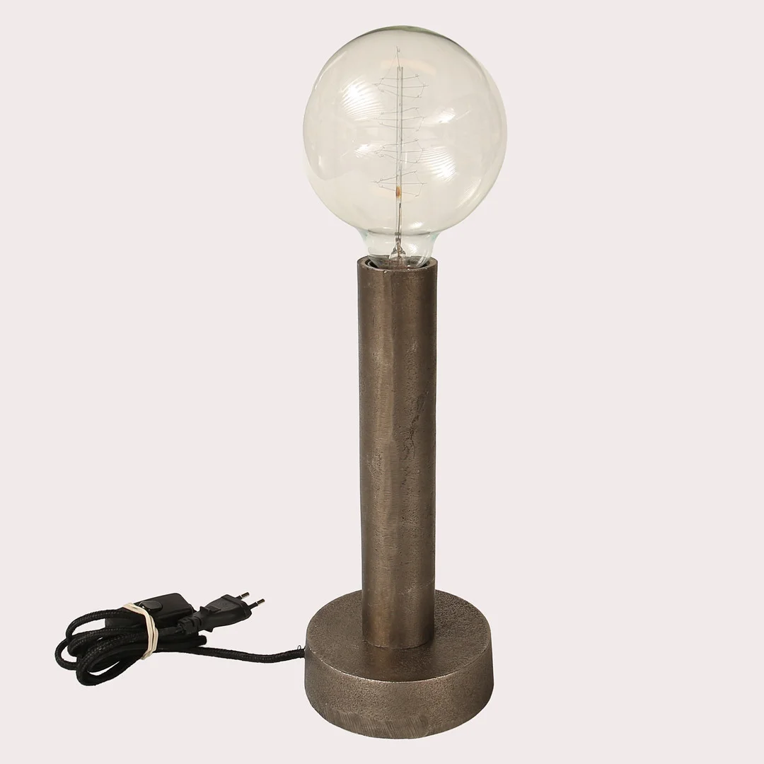 BORDSLAMPA MED METALLYTA. STOR GLÖDLAMPA. — Table Lamps — Limhamns Auktionsbyrå