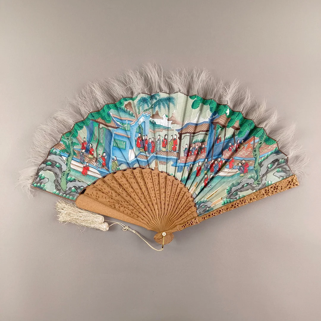 BEMALTER FÄCHER MIT FEDERBESATZ - CHINA. — Scrolls — Auktionshaus Blank