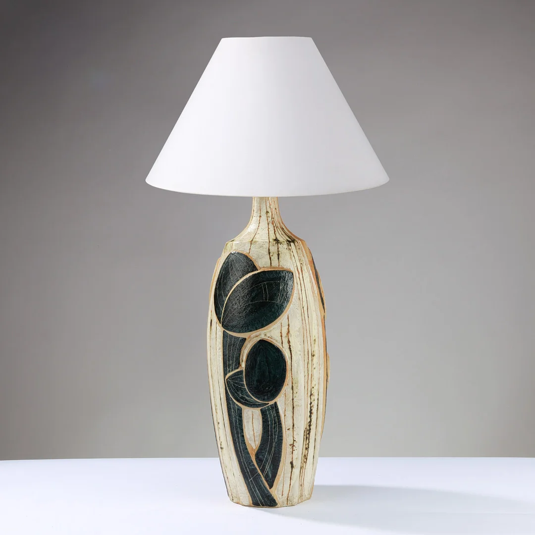NOOMI BACKHAUSEN (1938-2011). Ekstra stor bordlampe af glaseret stentøj med stiliserede blomsterrelieffer, Søholm, Bornholm, Danmark, 1960/70'erne. Modelnummeret 3084/4. — Table Lamps — Palsgaard Kunstauktioner