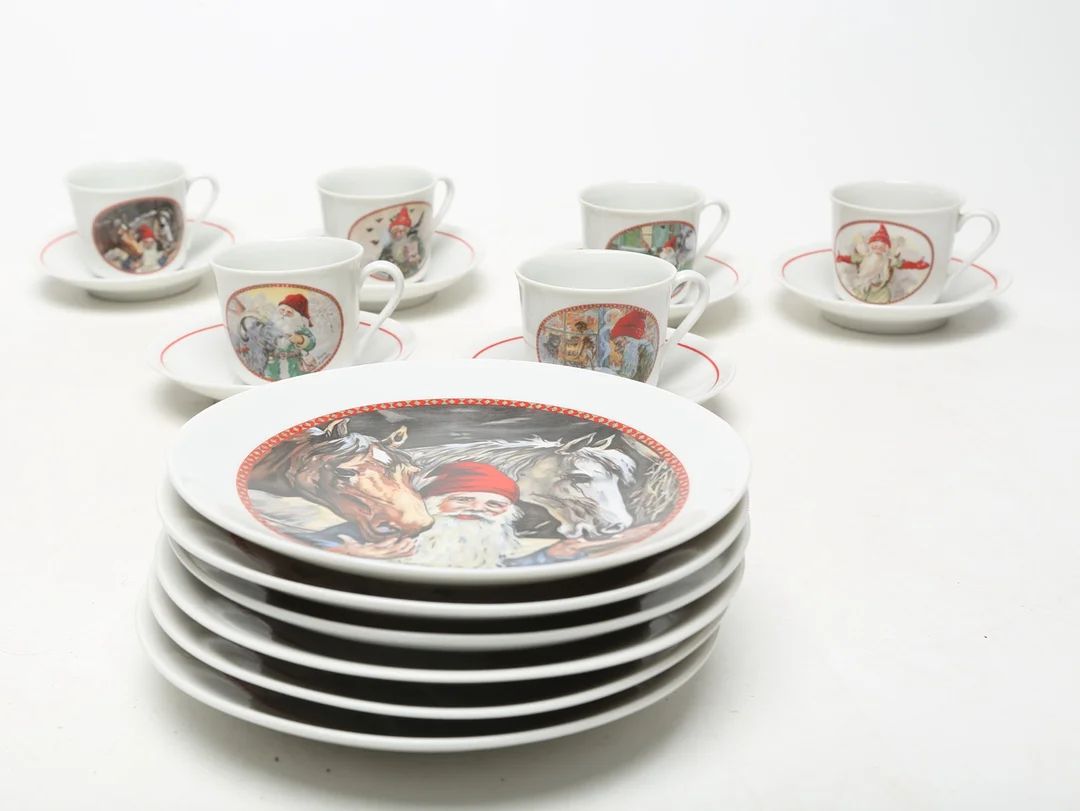 JULSERVISDELAR 12 st, porslin, Rörstrand, efter Jenn Nyström. — Tableware — Kalmar Auktionsverk
