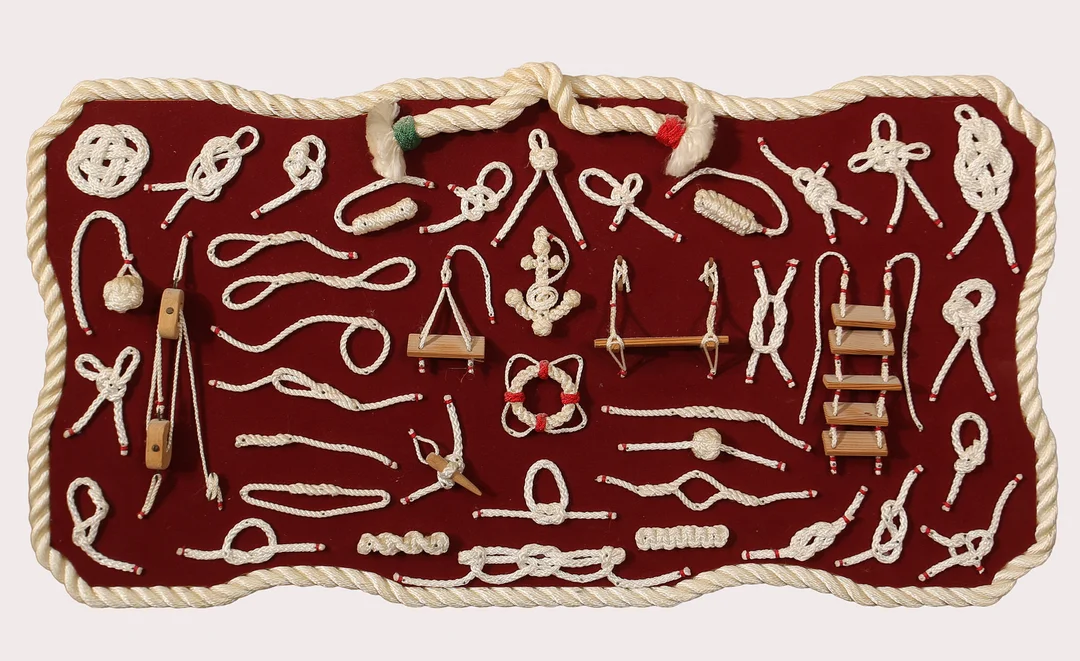 KNOPTAVLA. Syntetiskt vitt rep, filtklädd platta. Mängder av exempel på knopar. 1900-talets sista fjärdedel. — Technica & Nautica — Limhamns Auktionsbyrå