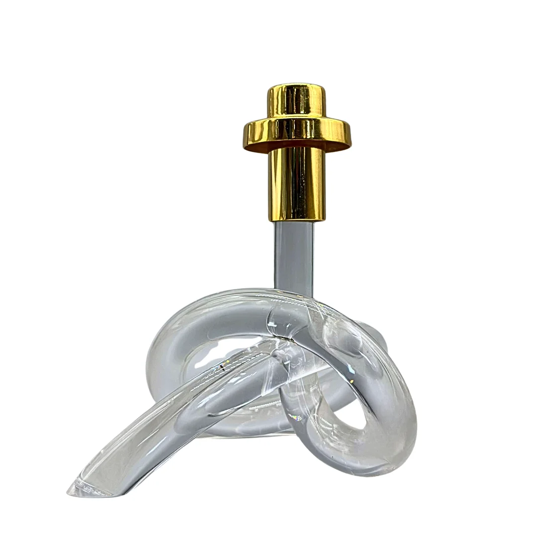 DOROTHY THORPE. MID-CENTURY BREZEL-KERZENSTÄNDER AUS MESSING UND ACRYLGLAS. — Candlesticks — Auktionshaus Stuber's Hammerschlag