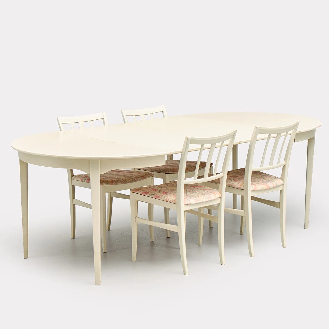 CARL MALMSTEN. Matgrupp, "Talavid", 4 stolar samt matbord och 2 iläggsskivor, Waggeryds möbelfabrik, 1900-talets andra hälft. — Dining room furniture — Uppsala Auktionskammare