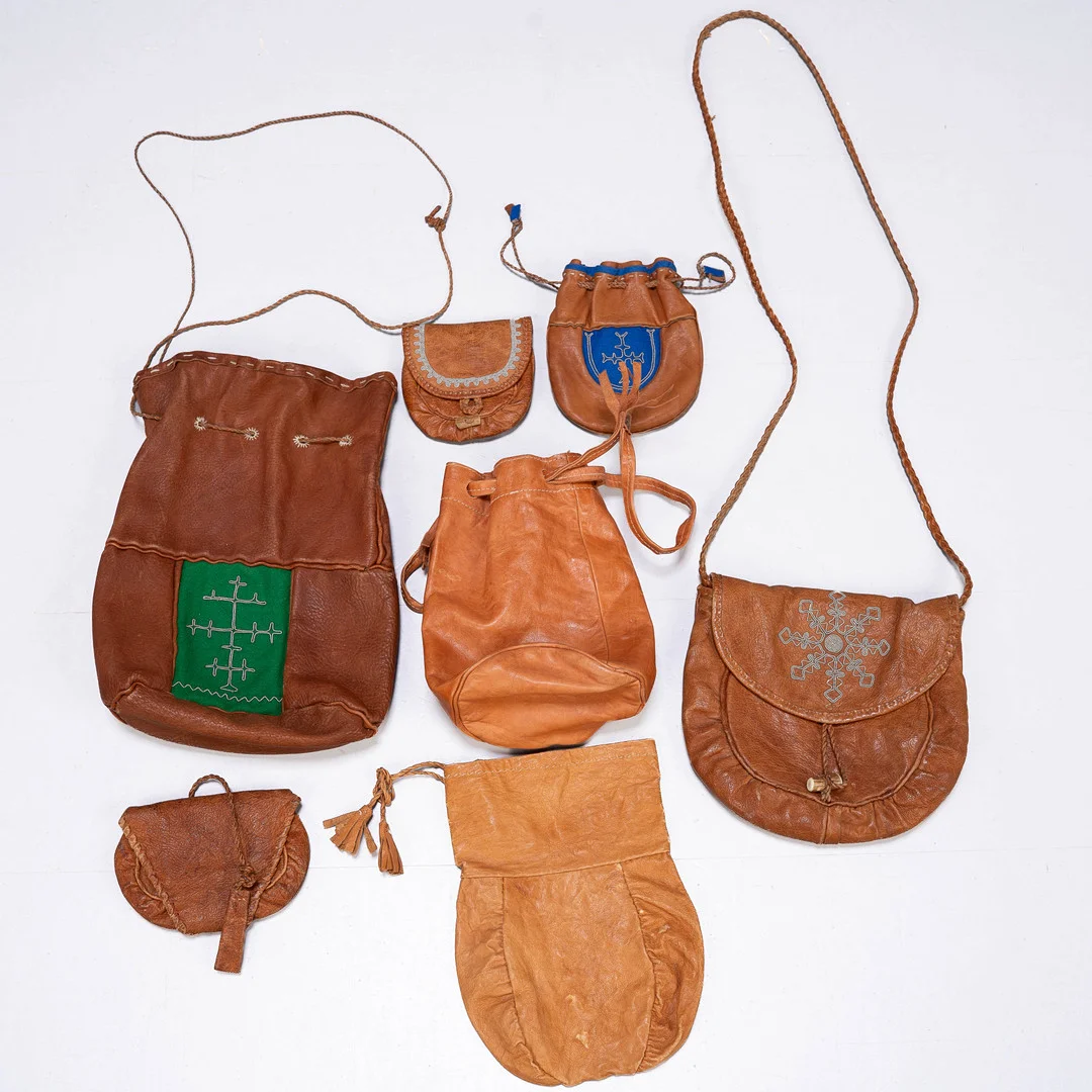 VÄSKOR & PÅSAR. Sameslöjd 1900-tal (7st). — Sami Arts & Crafts — Norrlands Auktionsverk
