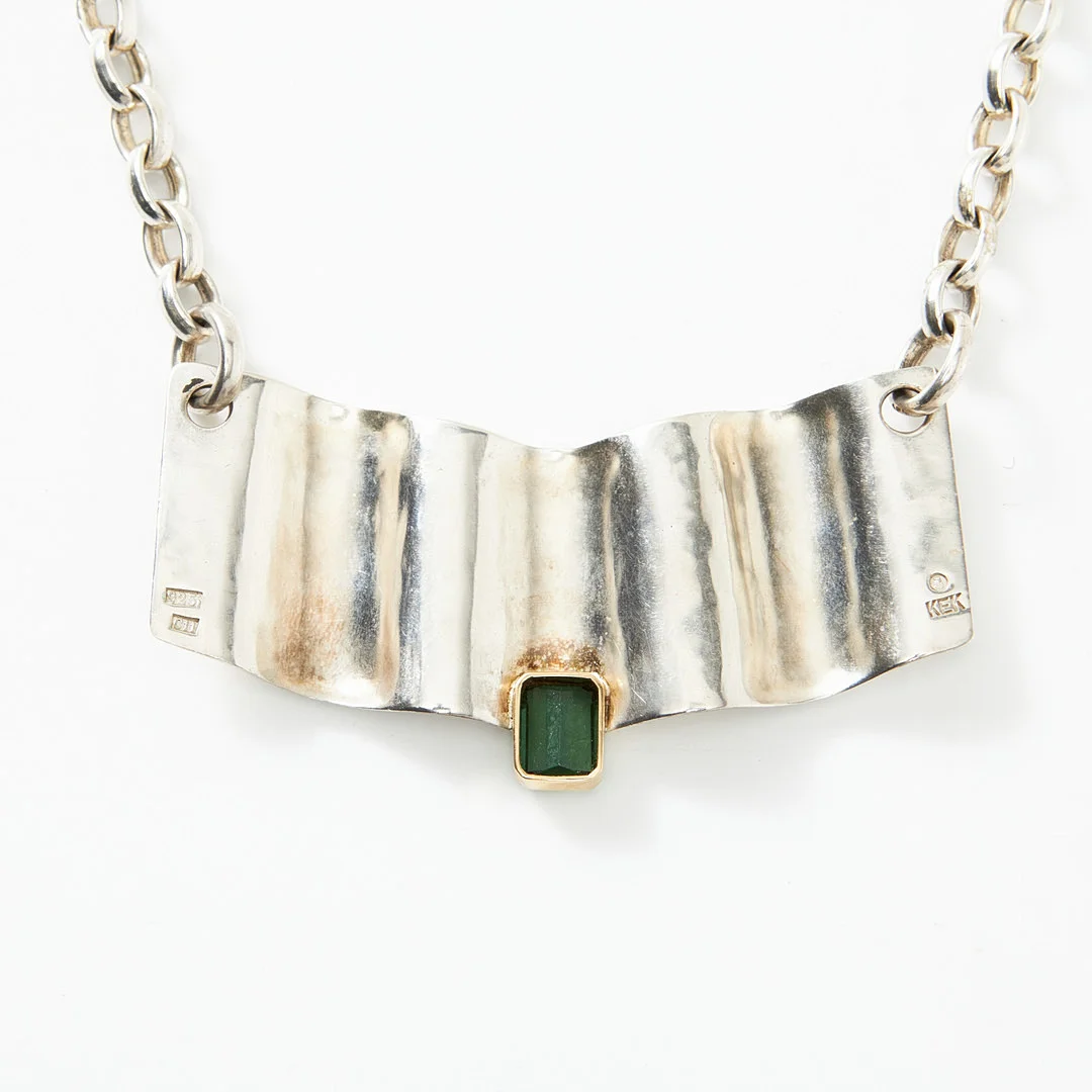 HALSBAND, sterlingsilver, ankarlänk med veckat mittparti och med infattad smaragdslipad buteljfärgad turmalin i 18 k guldmontering, Ekberg Form HB, Stockholm 2001. — Necklace — Stockholms Auktionsverk Magasin 5