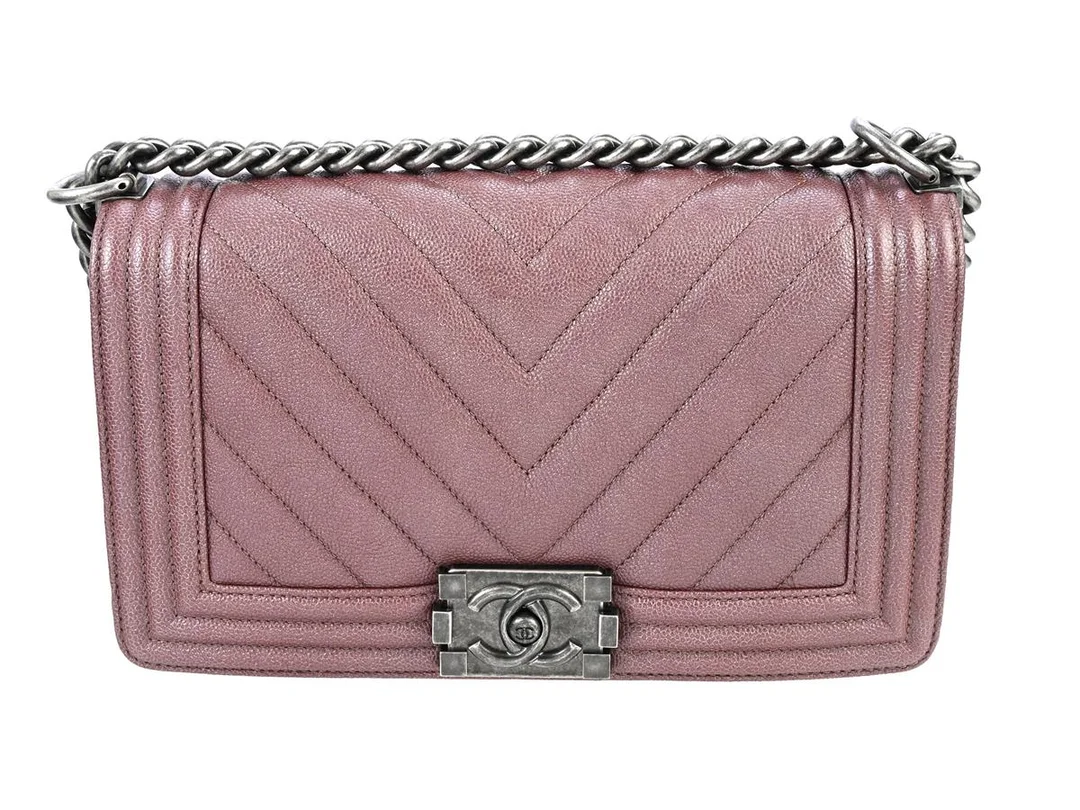VÄSKA, CHANEL, Chevron Boy Bag, rosa kaviar läder, silverfärgade beslag, 25x15x7 cm, hologrammärkt 26053613, år 2019, cert, dustbag. — Accessoarer/Väskor — Kaplans