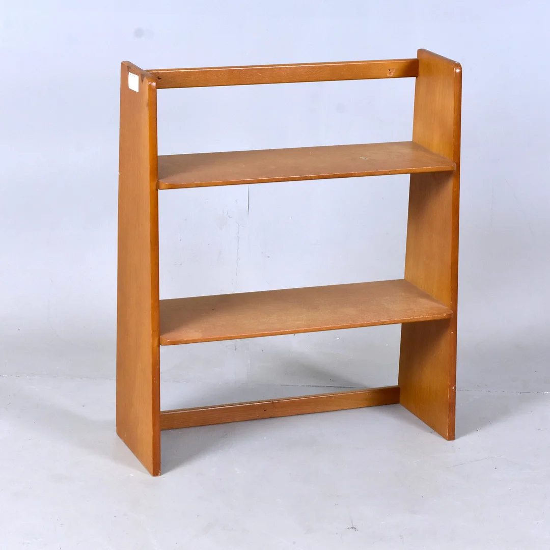 VÄGGHYLLA, ek, 1950/60-tal. — Cupboards, Cabinets & Shelves — Halmstads Auktionskammare