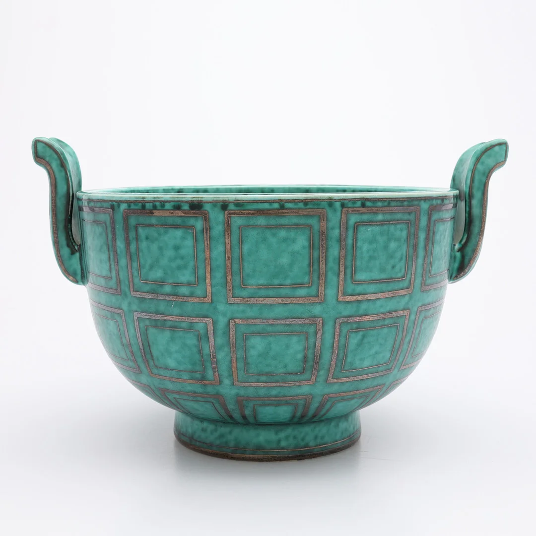 WILHELM KÅGE. SKÅL MED HÄNKLAR, "ARGENTA" FÖR GUSTAVSBERG, GEOMETRISKT MÖNSTER, ÅRSBOKSTAV F (1936). — European — Crafoord Auktioner Lund