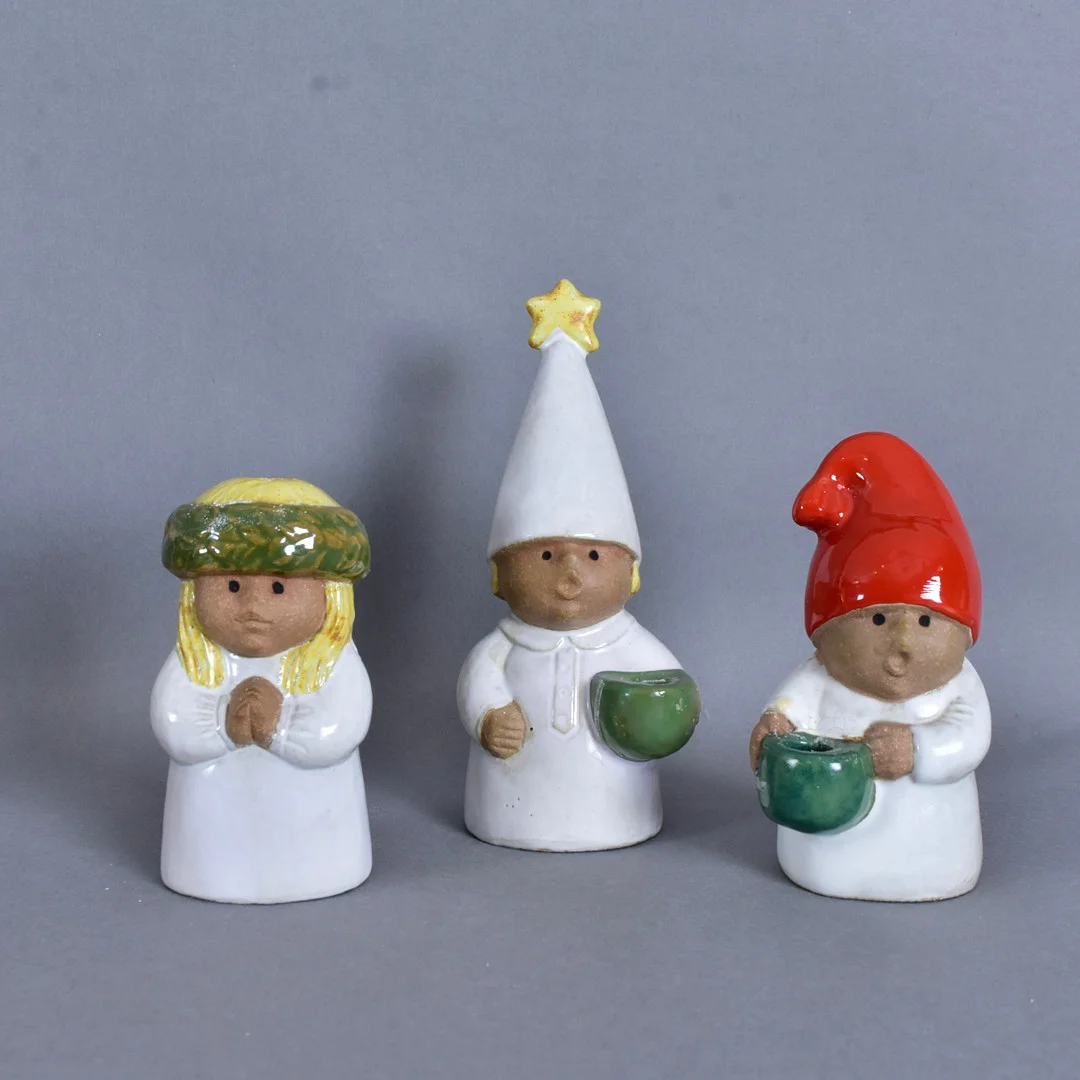 LISA LARSON. Adventsljusstakar, 3 delar, "Advent", i form av Luciatåg, stengods, Gustavsberg, formgiven 1978. — European — Halmstads Auktionskammare
