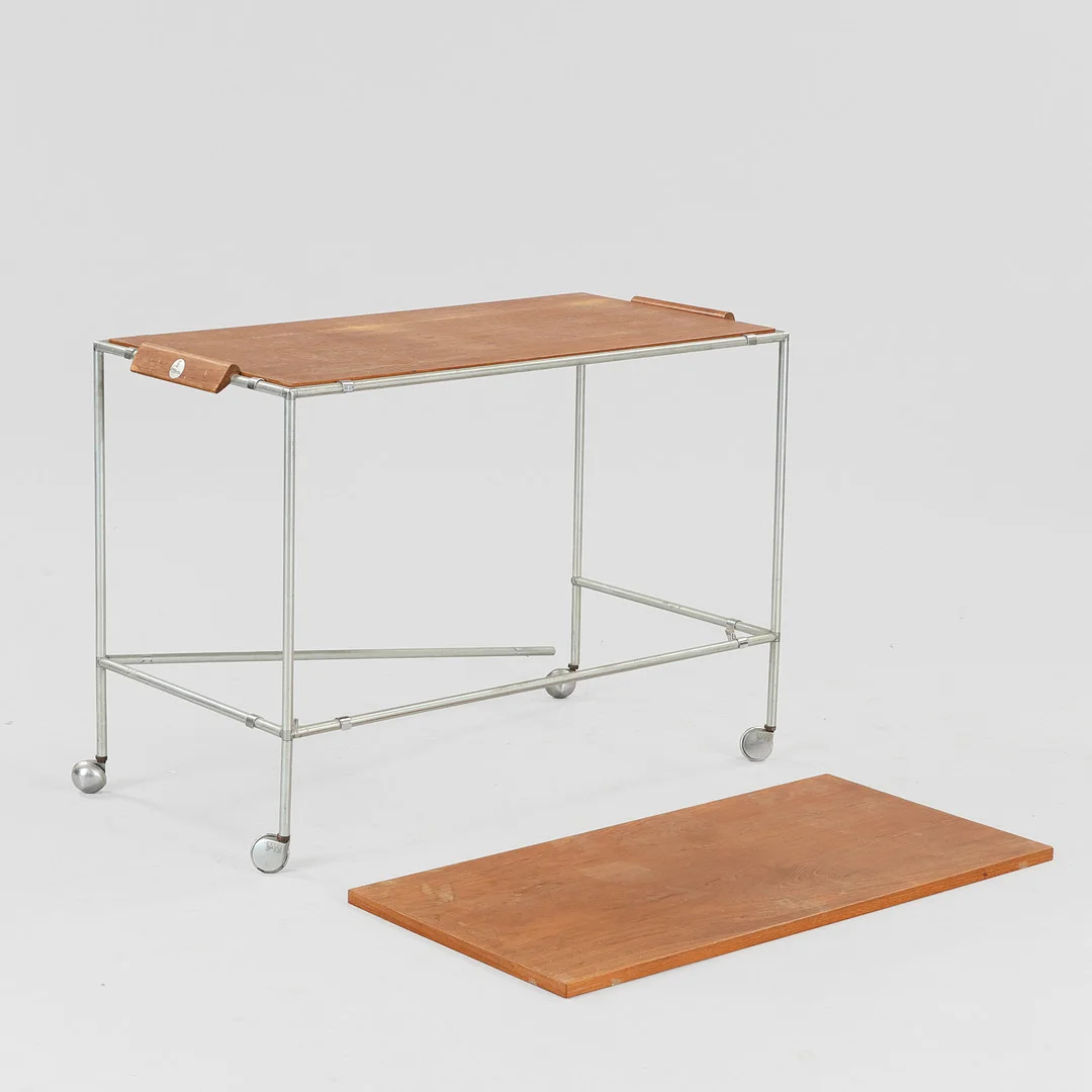 POUL CADOVIUS. Rektangulært rullebord med hylde fra 'Abstracta' serien, fremstillet af teaktræ og metal, France & Søn, Danmark, 1950/60'erne. — Tables — Palsgaard Kunstauktioner