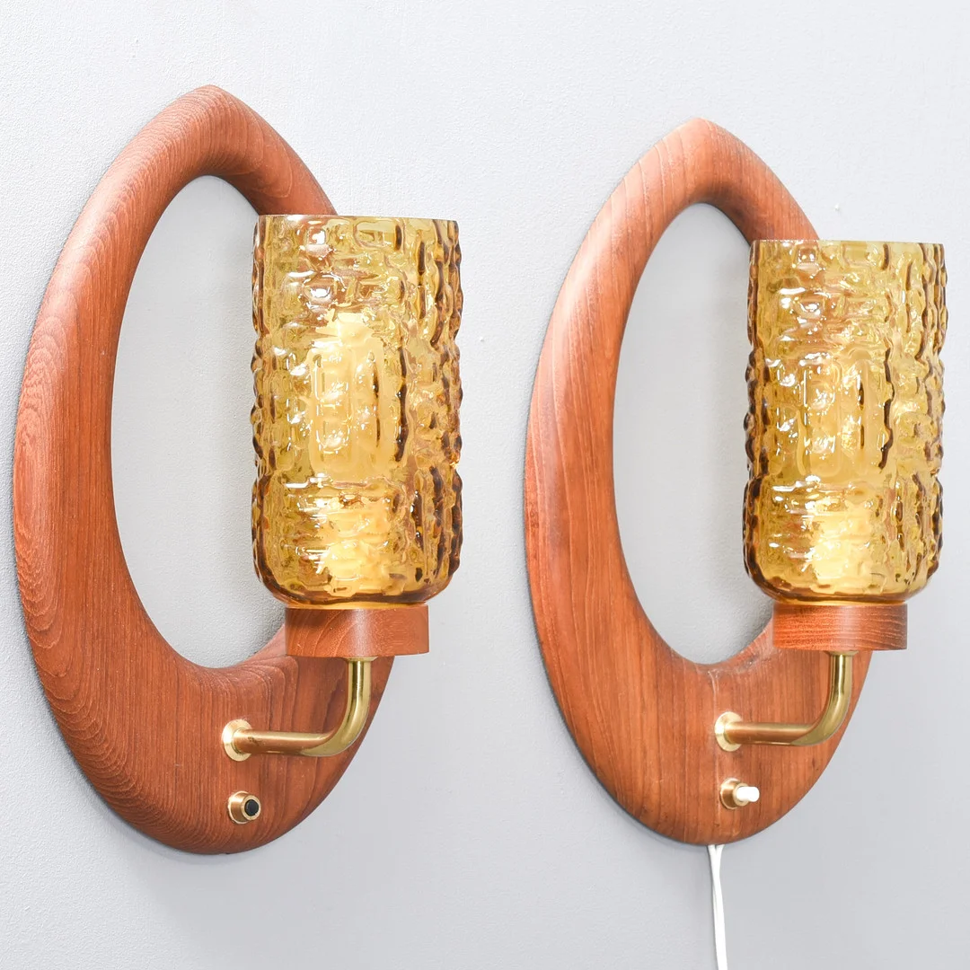 ET PAR VÆGLAMPER, dråbeformet teak med røg farvet glas. Danmark, 1970'erne. — Wall Lights — Sørensen Auktioner
