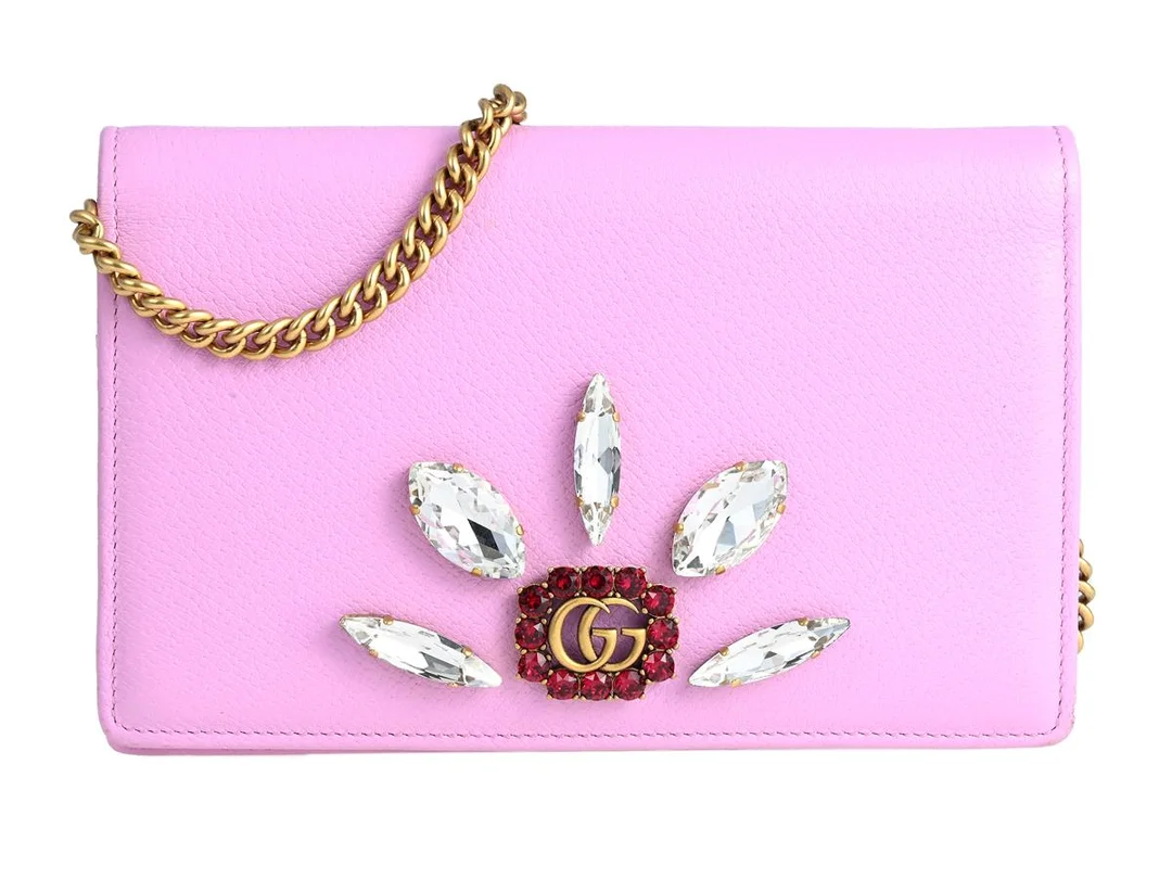 GUCCI, VÄSKA, GG Marmont Wallet On Chain, rosa skinn, vita, röda stenar, guldfärgade beslag, 20x12,5x3,5 cm, dustbag. Very Good Condition. — Accessoarer/Väskor — Kaplans
