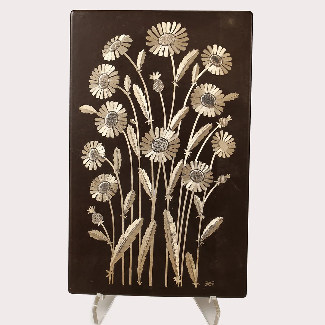HEINZ ERRET. Plakett, "Skåne prästkrage", Gustavsberg, monogramsignerad. — European — Limhamns Auktionsbyrå