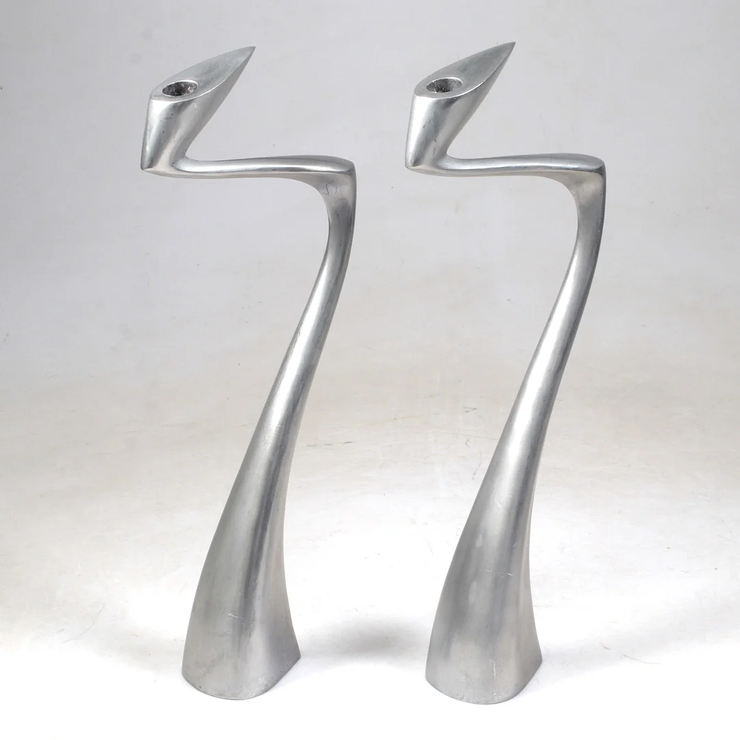 LJUSSTAKAR, 2 st metall, 1900-tal. — Candlesticks — Stadsauktion Sundsvall