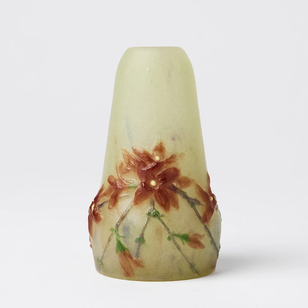 GABRIEL ARGY-ROUSSEAU. "Fleur Jaunnes", vas, Frankrike, omkring 1920, pâte-de-verre, reliefdekor brunt, grönt och gult av blommor mot opak fond. — Art glass — Stockholms Auktionsverk Magasin 5