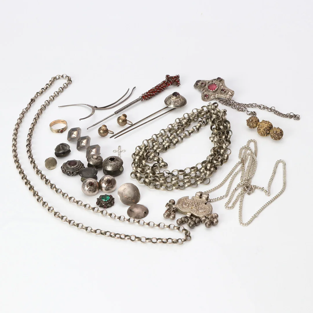 DRÄKTSMYCKEN. Silver och metall med glasstenar, 18/1900-tal. — Jewellery — Skånes Auktionsverk