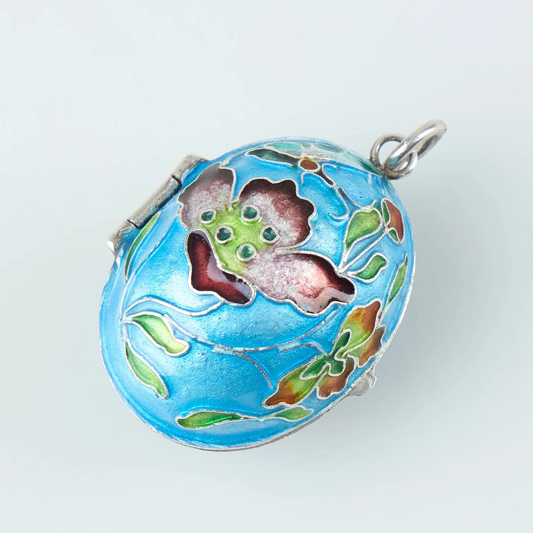 HÄNGE, "Ägg", 925 silver och emalj. — Brooches & Pendants — Stockholms Auktionsverk Helsinki