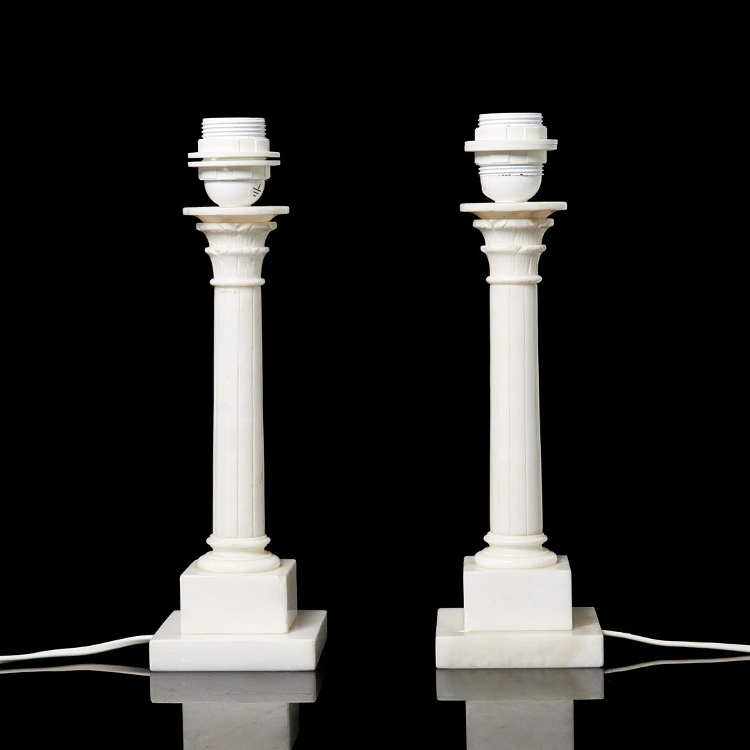 BORDSLAMPOR. 1 par, korintiska kolonner, alabaster, 1900-tal. — Table Lamps — Stockholms Auktionsverk Sickla