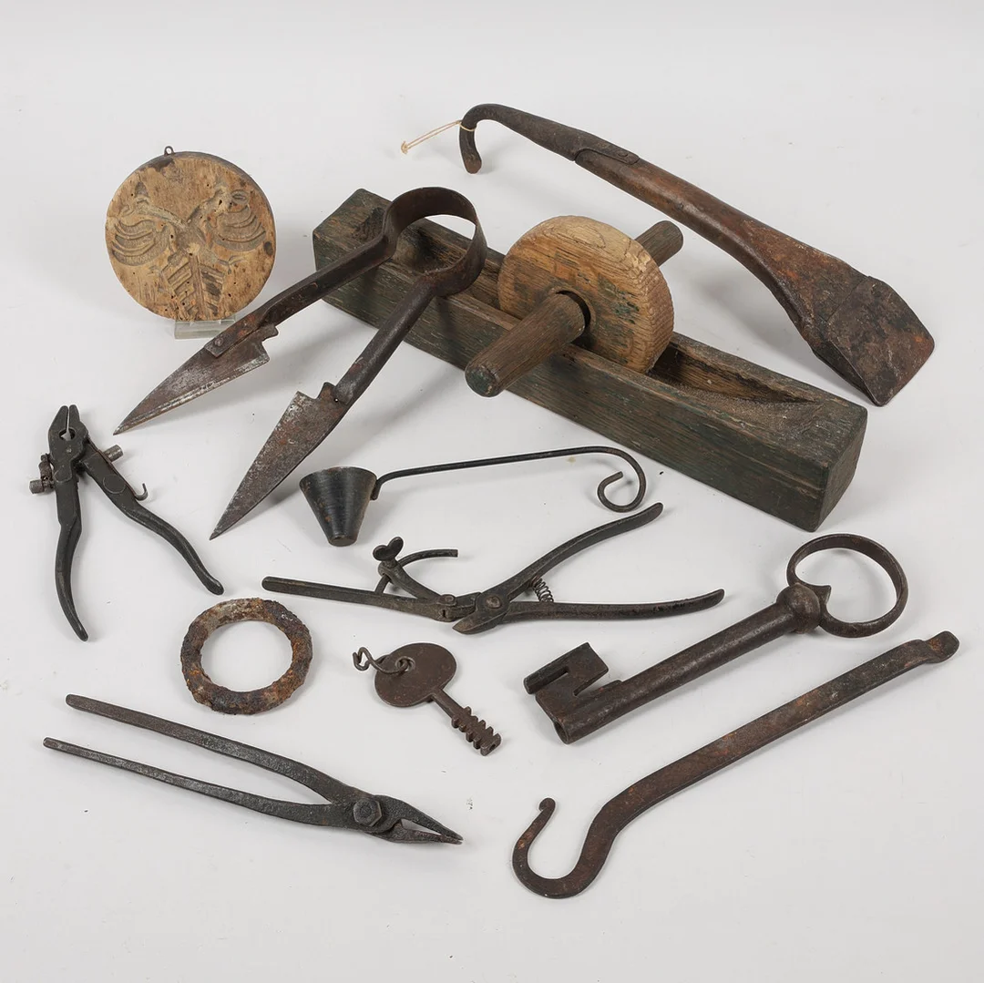 ALLMOGEFÖREMÅL, parti, trä och metall, bl.a. kryddkvarn och ullsax, 1800-/1900-tal. — Tools & Gears — Ekenbergs Auktioner