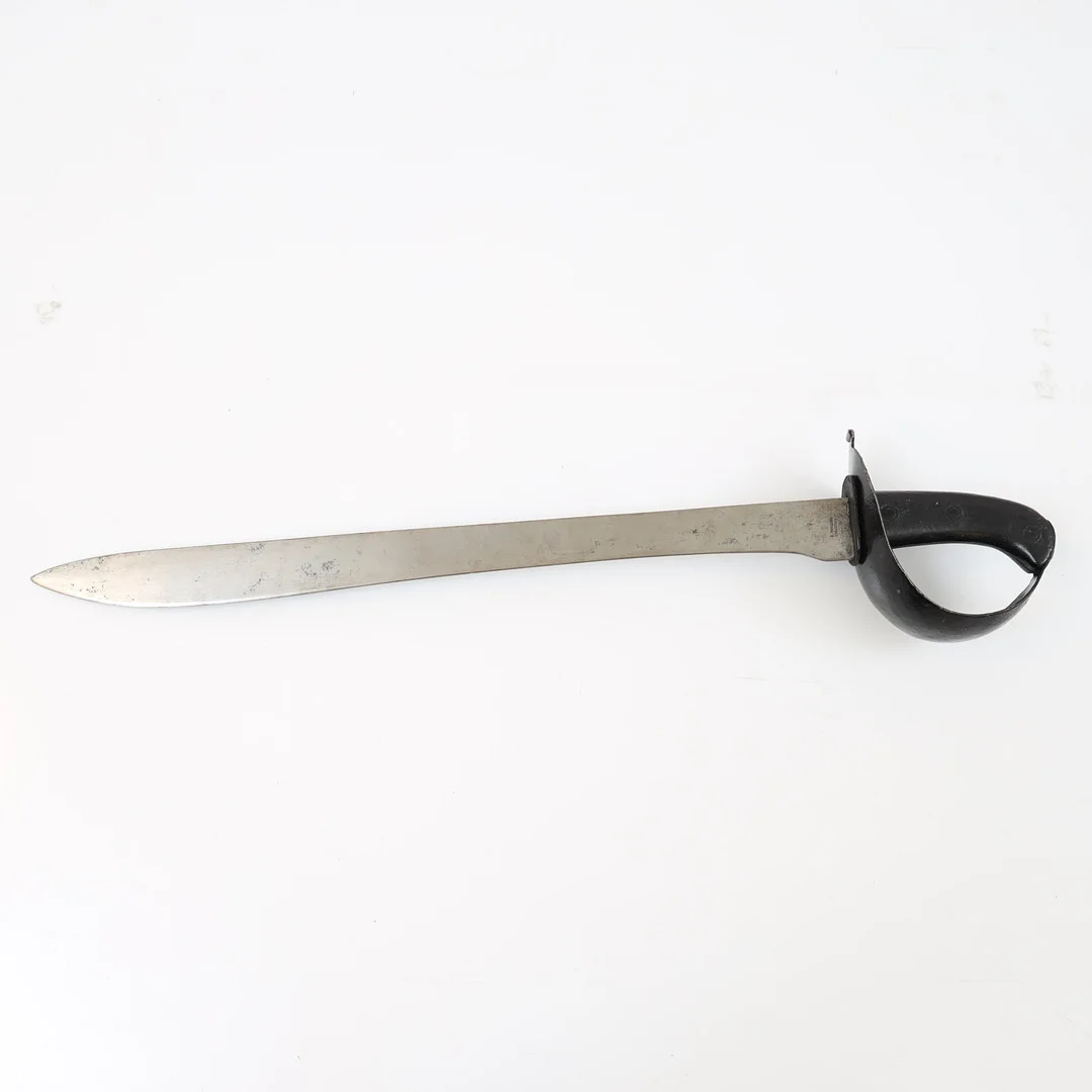 ÄNTERHUGGARE, m/ 1851, för svenska flottan. Svartmålat handtag, klinga av stål stämplad E Svalling Eskilstuna. — Edged weapons — Falun Auktionsbyrå