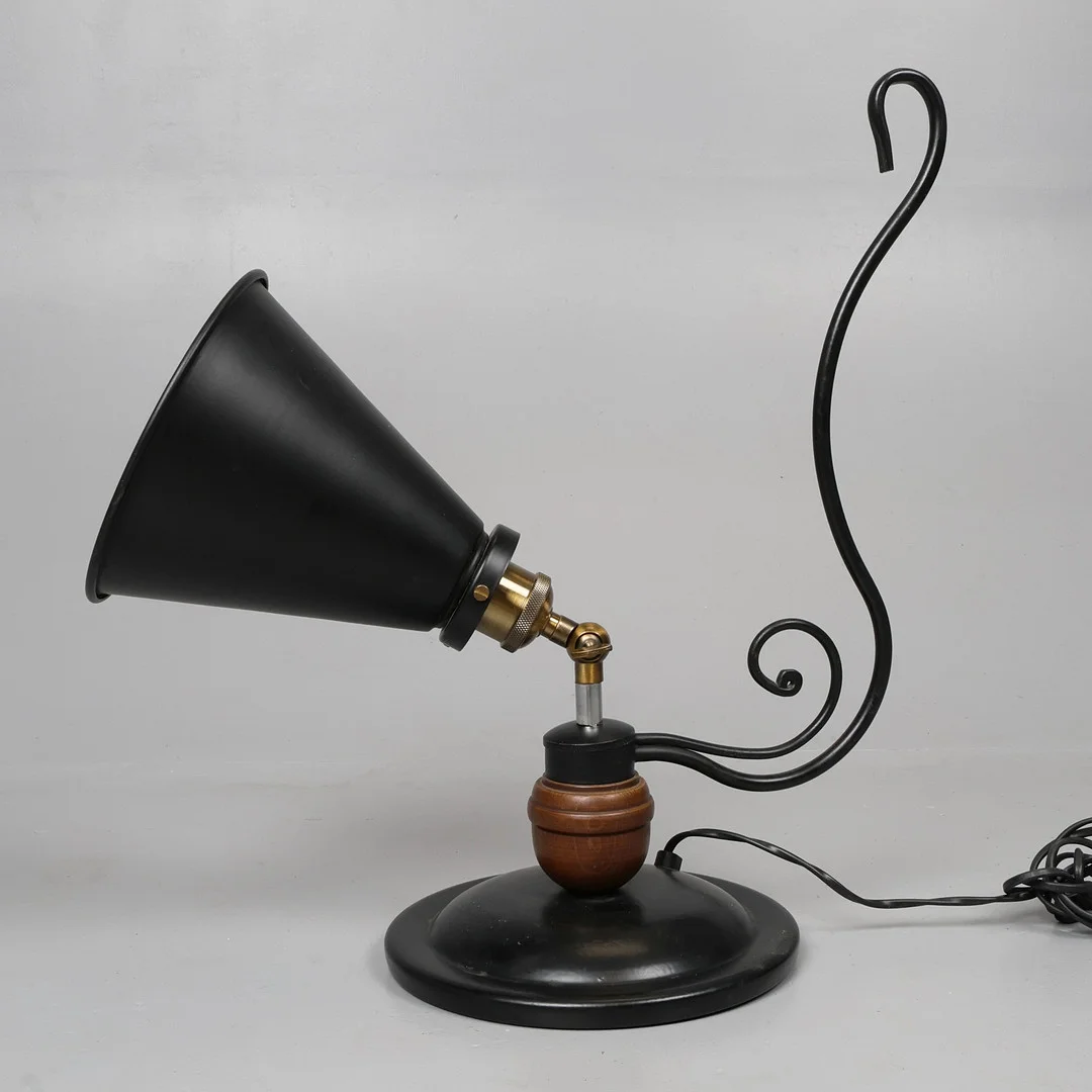 UNUSUAL ITALIAN BRUTALIST STYLE TABLE LAMP. — Table Lamps — Young's Auctions