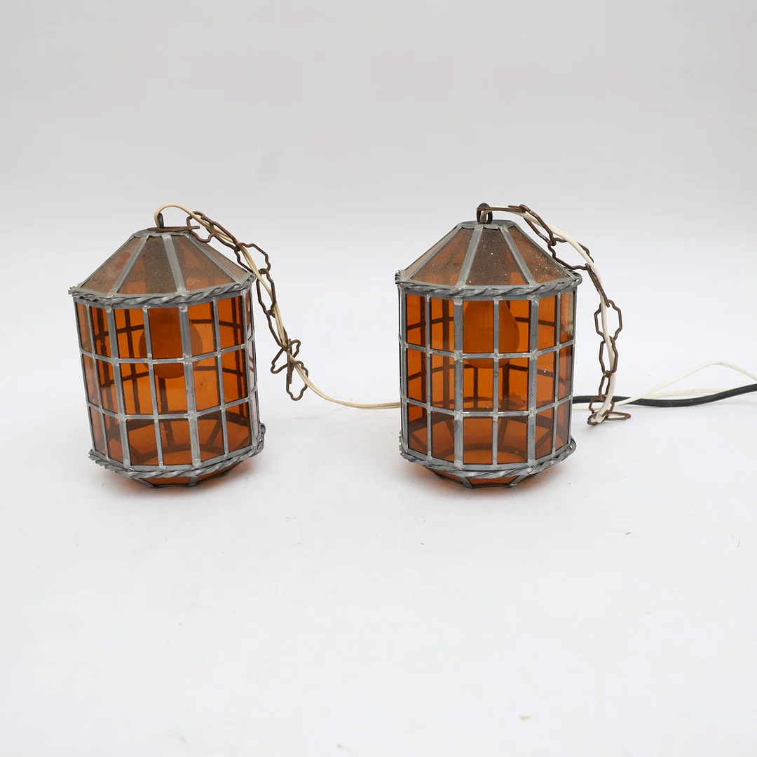TAKLAMPOR ETT PAR, 1900-tal, blyspröjsat orangetonat glas, en ljuspunkt vardera. — Ceiling lights — Falun Auktionsbyrå